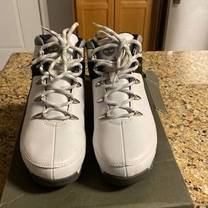 White Timberlands with gray and black trim. Excellent condition!
